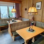 בית הארחה Haus Enzian נידראו