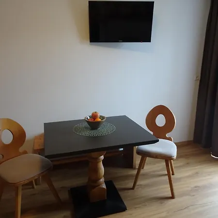Haus Enzian בית הארחה 3*
