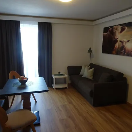 Haus Enzian בית הארחה 3*